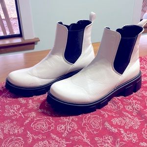 Size 9 1/2 m true craft boot . Wore only one time.